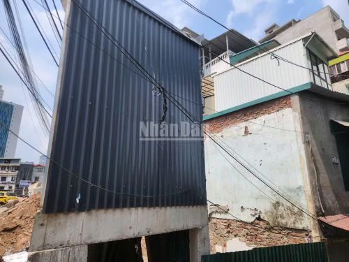 Nhà siêu méo, siêu mỏng tại Vành đai 1 đoạn ngã tư Nguyễn Chí Thanh-Đê La Thành.