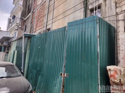 Bề rộng của những thửa đất quây tôn này chỉ còn lại dưới 1m﻿.