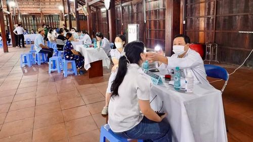 Người dân xã Long Sơn đến điểm khám sức khỏe. (Ảnh: Bệnh viện đa khoa Thủ Đức cung cấp)