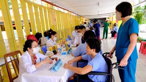 Khám sức khỏe tại Trung tâm điều dưỡng người bệnh tâm thần Thủ Đức. (Ảnh: Bệnh viện cung cấp)
