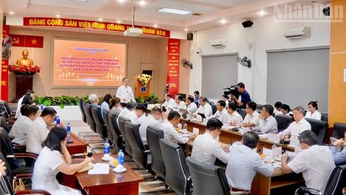 Lãnh đạo Thành ủy Thành phố Hồ Chí Minh chủ trì một cuộc họp về triển khai công tác khám sức khỏe toàn dân. (Ảnh: KHANG ANH)