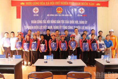 Đoàn công tác Đảng bộ Hội đồng Dân tộc của Quốc hội và Đảng bộ Tổng công ty Điện lực miền Bắc đến thăm và trao quà cho các hộ nghèo tại bản Đầu Nậm Xả, xã Bum Tở. (Ảnh: AN NGUYÊN)