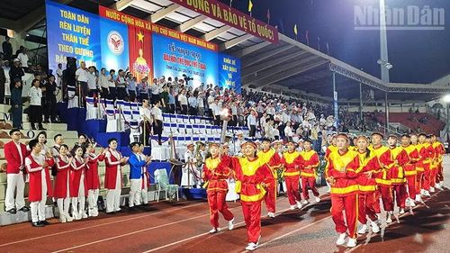 Ngọn đuốc thiêng được 21 vận động viên xuất sắc tiêu biểu, đại diện cho tuổi trẻ và sức mạnh thể thao tỉnh Gia Lai tiến vào lễ đài. (Ảnh: PHÚC THẮNG)