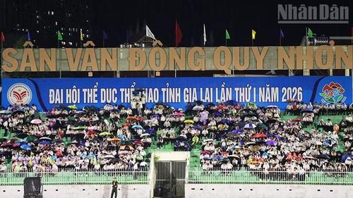 Đông đảo người dân tỉnh Gia Lai đội mưa đến tham dự lễ khai mạc Đại hội. (Ảnh: PHÚC THẮNG)