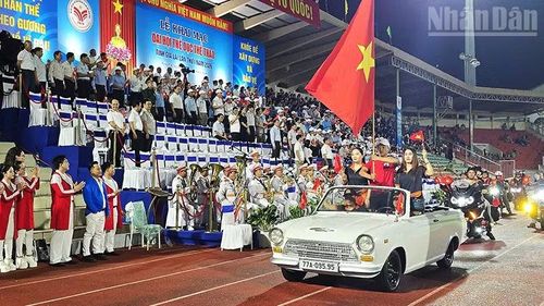 Đoàn mô-tô thể thao và các vận động viên rước đuốc từ Đền thờ Tây Sơn Tam Kiệt tiến vào sân vận động. (Ảnh: PHÚC THẮNG)