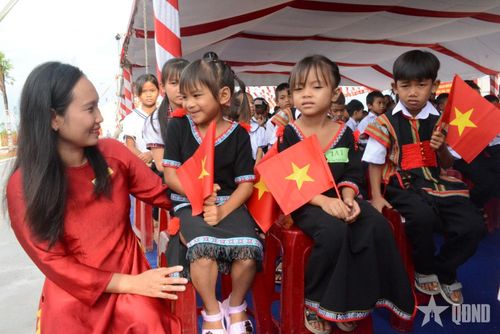 Niềm vui ngày tựu trường của cô, trò xã vùng sâu Ea Rốk (Đắk Lắk).