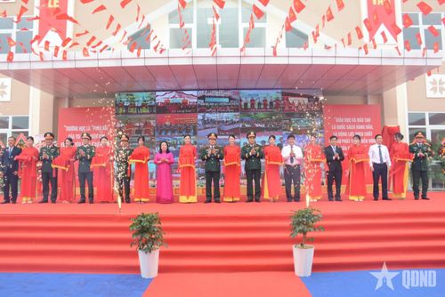 Đại tướng Nguyễn Tân Cương, Ủy viên Trung ương Đảng, Ủy viên Thường vụ Quân ủy Trung ương, Tổng Tham mưu trưởng, Thứ trưởng Bộ Quốc phòng và các đại biểu thực hiện nghi thức cắt băng khánh thành Trường Phổ thông nội trú Tiểu học và Trung học cơ sở Ea Rốk (Đắk Lắk).
