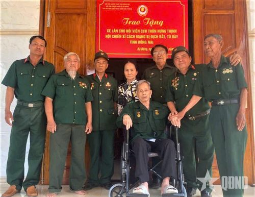 Các cựu chiến binh thuộc Chi hội Hỗ trợ gia đình liệt sĩ xã Bù Đăng (TP Đồng Nai) trao xe lăn tặng cựu chiến binh Nguyễn Xuân Giang ở thôn Đức Hòa, xã Bù Đăng.