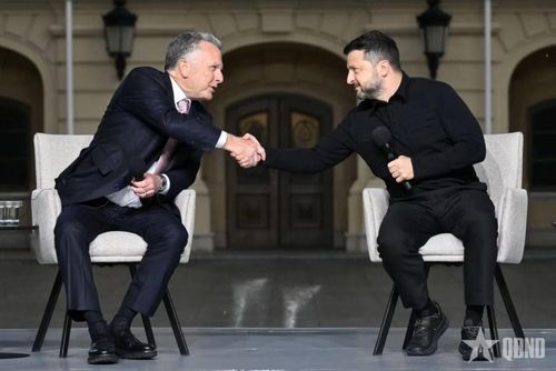 Đặc phái viên Steve Witkoff (bên trái) và Tổng thống Ukraine Volodymyr Zelensky trong cuộc họp báo chung sau cuộc hội đàm tại Kiev, tháng 9-2026. Ảnh: Getty