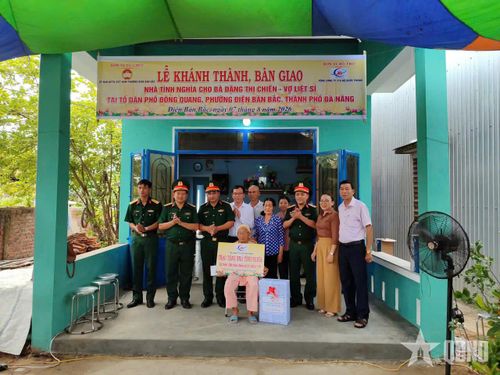 Đại diện Xí nghiệp 319.7 (Tổng công ty 319, Bộ Quốc phòng) và lãnh đạo phường Điện Bàn Bắc, TP Đà Nẵng trao quà tặng bà Đặng Thị Chiến tại lễ khánh thành, bàn giao nhà.