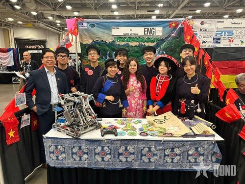 Đội 11 của Trường THPT chuyên Cao Bằng (tỉnh Cao Bằng) tham gia thi đấu tại Giải VEX Robotics World Championship 2025 ở Hoa Kỳ. Ảnh: ĐỖ HƯƠNG