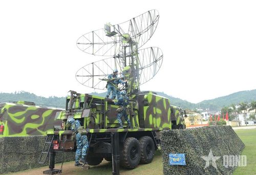 Kíp chiến đấu đài ra-đa VRS-2DM, Trung đoàn 293, Sư đoàn 361 thực hành đội ngũ chiến thuật.
