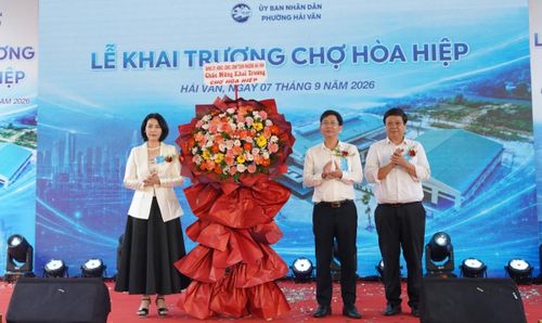 Lãnh đạo phường Hải Vân tặng hoa chúc mừng chợ Hòa Hiệp nhân ngày khai trương chính thức đi vào hoạt động.