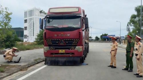 CSGT Huế siết vi phạm xe kinh doanh vận tải.