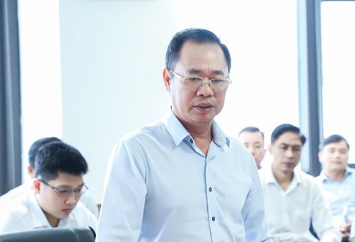 Trưởng ban DSEZA Vũ Quang Hùng báo cáo với Đoàn công tác của lãnh đạo TP Đà Nẵng tại buổi làm việc.