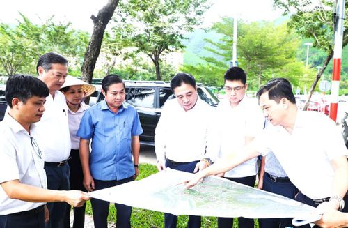 Phó Bí thư Thường trực Thành ủy Nguyễn Khắc Toàn kiểm tra thực tế FTZ tại vị trí số 5.