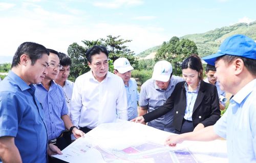 Phó Bí thư Thường trực Thành ủy Nguyễn Khắc Toàn kiểm tra thực tế FTZ tại vị trí số 2.