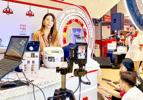Livestream bán hàng tại Trung tâm Thương mại Aeon Bình Tân (phường An Lạc, TPHCM). Ảnh: HOÀNG TRIỀU