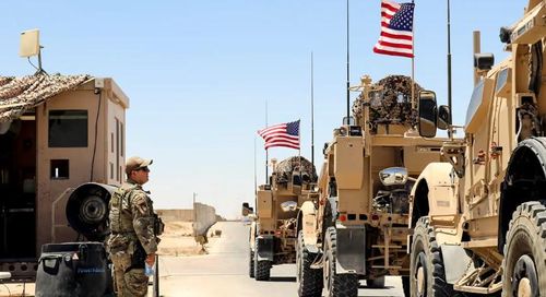 Một đội tuần tra đi qua điểm kiểm soát tại căn cứ không quân Ain Al-Asad, Iraq. Ảnh: BỘ QUỐC PHÒNG MỸ