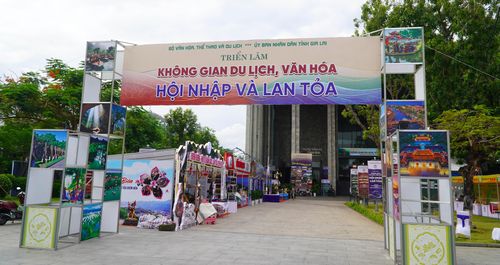 Các gian hàng triển lãm được bố trí giữa công viên xanh Trung tâm Hội nghị tỉnh Gia Lai