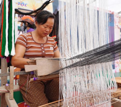 Nghệ nhân Lào ở Điện Biên đang trình diễn kỹ nghệ dệt thổ cẩm độc đáo của dân tộc mình