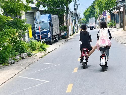 Nhóm thiếu niên chạy 2 xe đạp điện lạng lách, đánh võng, tạt đầu xe tải trên đường. Ảnh: HT
