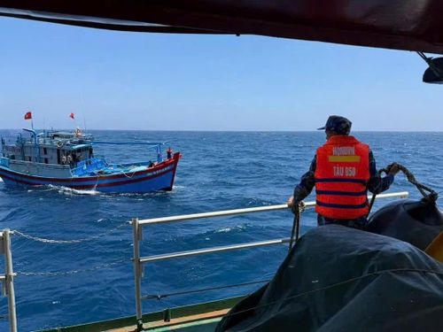 Tàu 950 kịp thời cứu 13 ngư dân gặp nạn trên biển
