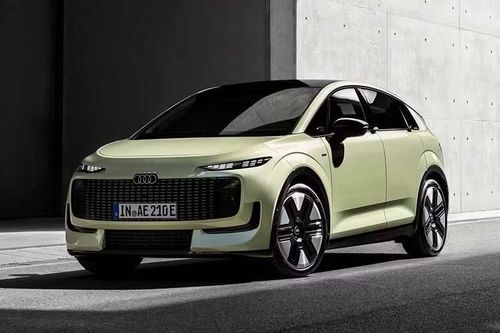 Với chiều dài cơ sở 2.770 mm tương đương Q4 e-tron, Audi A2 e-tron sở hữu khoảng duỗi chân hứa hẹn rộng rãi. Tuy nhiên, trong khi Q4 e-tron có khoang hành lý 520 lít, A2 e-tron chỉ đạt 396 lít. Tại thị trường Anh, Audi A2 e-tron có giá khởi điểm 32.000 Bảng (khoảng 1,127 tỷ đồng).