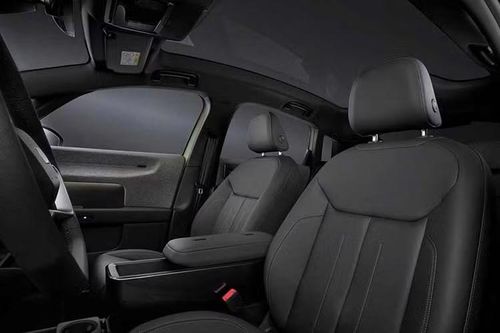 Bộ pin 61 kWh tùy chọn đi kèm mô-tơ điện mạnh 187 mã lực, rút ngắn thời gian tăng tốc 0-100 km/h xuống còn 7,9 giây và nâng phạm vi hoạt động lên 515 km. Với phiên bản có công suất tối đa 228 mã lực, thời gian tăng tốc 0-100 km/h giảm xuống đúng 7 giây, đồng thời tăng phạm vi hoạt động lên 645 km nhờ bộ pin 84 kWh.