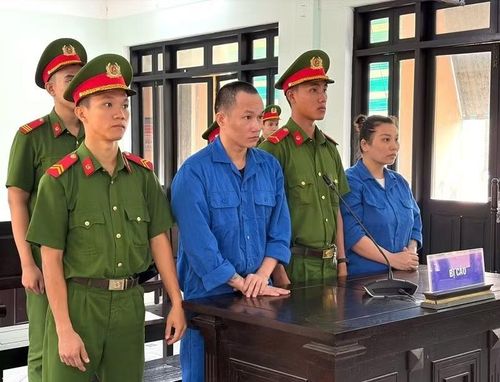 Hai bị cáo tại phiên toà.