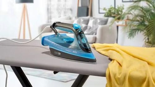 Bàn là có kích thước nhỏ nhưng không đồng nghĩa với mức tiêu thụ điện thấp, khi DOE đưa công suất tham khảo của thiết bị này vào khoảng 1.000-1.800W do cần nhanh chóng làm nóng mặt đế, vì vậy một lần là vài bộ quần áo thường không đáng kể nhưng nếu sử dụng liên tục trong hàng chục phút để xử lý lượng lớn quần áo, điện năng tiêu thụ vẫn có thể tăng tương ứng với thời gian hoạt động.