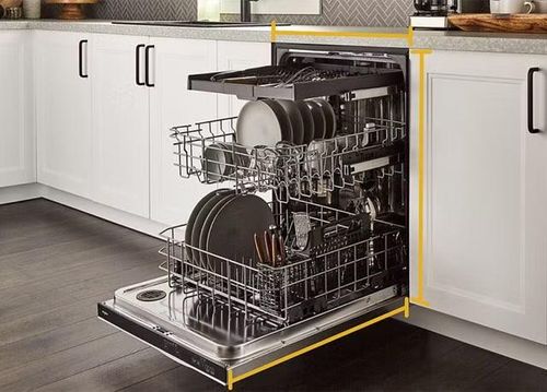 Máy rửa bát cũng là thiết bị dễ bị bỏ qua khi tính toán mức tiêu thụ điện trong gia đình, bởi ngoài bơm và hệ thống điều khiển, máy còn cần năng lượng để làm nóng nước, khiến công suất tham khảo có thể nằm trong khoảng 1.200-2.400W, do đó việc chạy máy khi đã đủ tải và ưu tiên chương trình tiết kiệm có thể giúp hạn chế số lần vận hành cũng như lượng điện sử dụng không cần thiết.