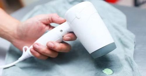 Máy sấy tóc là ví dụ điển hình cho nhóm thiết bị nhỏ nhưng có công suất tức thời cao, với mức tham khảo khoảng 1.500W theo DOE, tuy nhiên thiết bị thường không phải nguồn gây tốn điện lớn nhất trong gia đình vì mỗi lần sử dụng chỉ kéo dài vài phút, cho thấy công suất cao không đồng nghĩa với hóa đơn điện cao nếu thời gian vận hành thực tế rất ngắn.