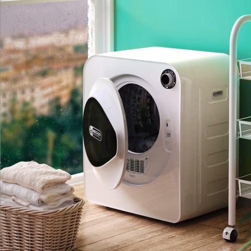 Máy sấy quần áo cũng nằm trong nhóm thiết bị có mức tiêu thụ điện đáng chú ý dù nhiều gia đình không sử dụng hàng ngày, bởi thiết bị phải đồng thời vận hành lồng sấy và bộ phận gia nhiệt để tạo luồng khí nóng, với công suất tham khảo khoảng 1.800-5.000W theo dữ liệu của DOE, trong đó nhiều máy sấy điện trở sử dụng bộ gia nhiệt khoảng 4kW, khiến mỗi chu trình kéo dài có thể tiêu tốn lượng điện không nhỏ.