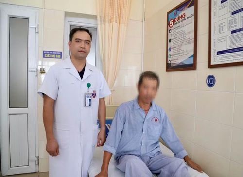 Bác sĩ cùng người bệnh sau phẫu thuật - Ảnh BVCC