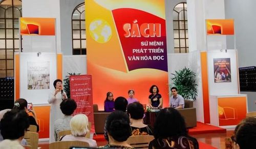 Để việc đọc trở thành thói quen, một nhu cầu tự thân hằng ngày, sách cần hiện diện gần gũi hơn trong đời sống.