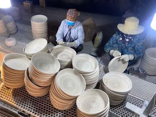 Người lao động tham gia sản xuất các sản phẩm tại làng nghề sơn mài Cát Đằng, xã Vạn Thắng.
