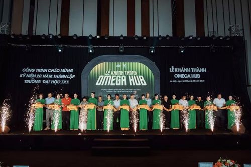Cắt băng khánh thành Omega Hub.