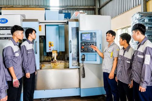 Sinh viên Trường Cao đẳng Kinh tế và Công nghệ tỉnh Ninh Bình trong giờ thực hành trên thiết bị CNC.