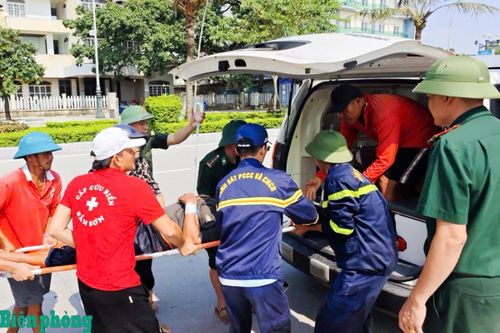 Đồn Biên phòng Sầm Sơn phối hợp với lực lượng cứu nạn chuyển ngư dân Phạm Hồng Chới đến bệnh viện cấp cứu, điều trị. Ảnh: Hải Chuyền