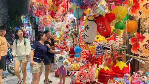Gian hàng bán đồ chơi Trung thu thu hút người dân, các bạn trẻ tới tham quan và mua sắm
