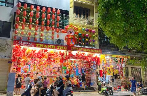Gian hàng bên phố Hàng Mã rực rỡ sắc màu trước thềm Tết Trung thu.