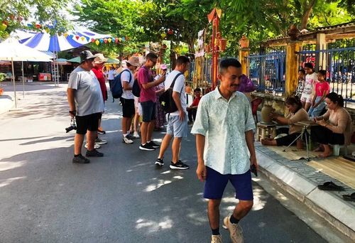 Du khách tham quan, tìm hiểu nghề làm gốm tại làng gốm Thanh Hà, Hội An. Ảnh: Đỗ Huấn