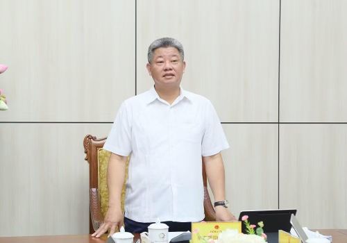 Chủ tịch UBND tỉnh Hưng Yên Nguyễn Mạnh Quyền phát biểu chỉ đạo tại cuộc họp. Ảnh: Tất Đạt.