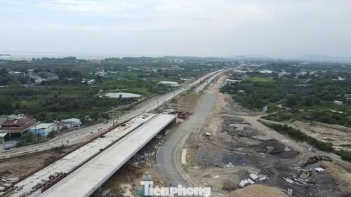 Sự chênh lệch tiến độ càng rõ khi đặt cạnh những gói thầu đã đạt trên 90% khối lượng và đang tổ chức thi công liên tục để hoàn thành trong tháng 11.