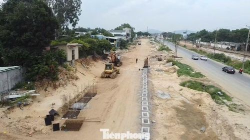 Theo ghi nhận, tại một số đoạn từ nút giao ĐT994 đến điểm cuối tuyến, công tác thi công vẫn chủ yếu tập trung vào san lấp mặt bằng.
