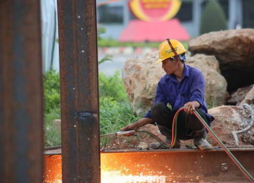 Tại gói thầu số 34, đoạn từ đường nối cao tốc Biên Hòa - Vũng Tàu đến nút giao Vũng Vằn, không khí thi công diễn ra khẩn trương. Ông Hoàng Ngọc Cương - đại diện đơn vị thi công gói thầu số 34 - cho biết để đảm bảo tiến độ, nhà thầu tổ chức thi công 3 ca 4 kíp, làm xuyên lễ và ngày nghỉ. Đến nay, khối lượng thực hiện của gói thầu đạt hơn 90%, ngày 25/11/2026 đơn vị sẽ hoàn thành xong công trình.