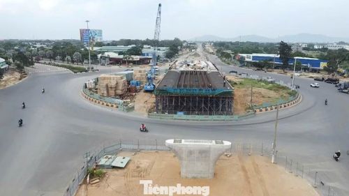Tại khu vực nút giao cuối tuyến ở vòng xoay Phước Thắng, Đường 2 Tháng 9, các hạng mục cầu vượt đang được triển khai. Hiện các trụ cầu đang trong quá trình xây dựng. Phần mặt bằng phục vụ thi công cầu đã hoàn thiện khoảng 70%. Đây là vị trí có ý nghĩa quan trọng trong việc kết nối tuyến đường mới với mạng lưới giao thông hiện hữu, đưa dòng phương tiện từ tuyến cao tốc về khu vực đô thị Vũng Tàu và hướng ra biển. Tuy nhiên, đi dọc tuyến, không khó để nhận thấy sự khác biệt về tiến độ giữa các khu vực.
