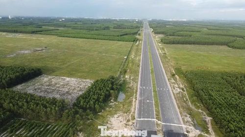 Khu đất thu hồi đấu giá tại phường Nhơn Trạch nằm trên đại lộ 25C với 8 làn xe kết nối TP.HCM tới sân bay Long Thành.