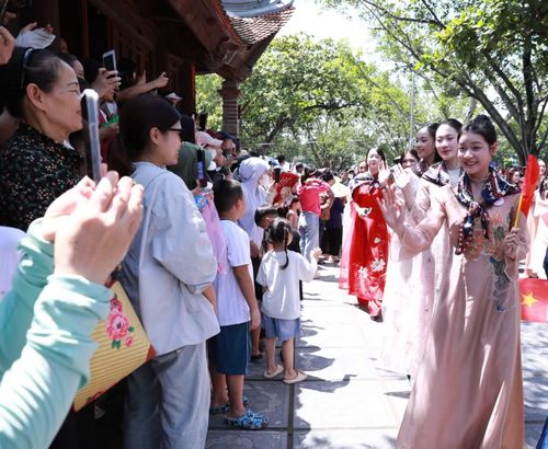 Thu Phương (SN 2002) đã có mặt từ 7h sáng. “Chúng tôi chờ từ 7h sáng, ai cũng vui và háo hức. Tôi thường xuyên theo dõi cuộc thi và hâm mộ Hoa hậu Việt Nam 2022 Thanh Thủy. Gặp các thí sinh hôm nay, tôi thấy các bạn đều cao và đẹp", Thu Phương nói.
